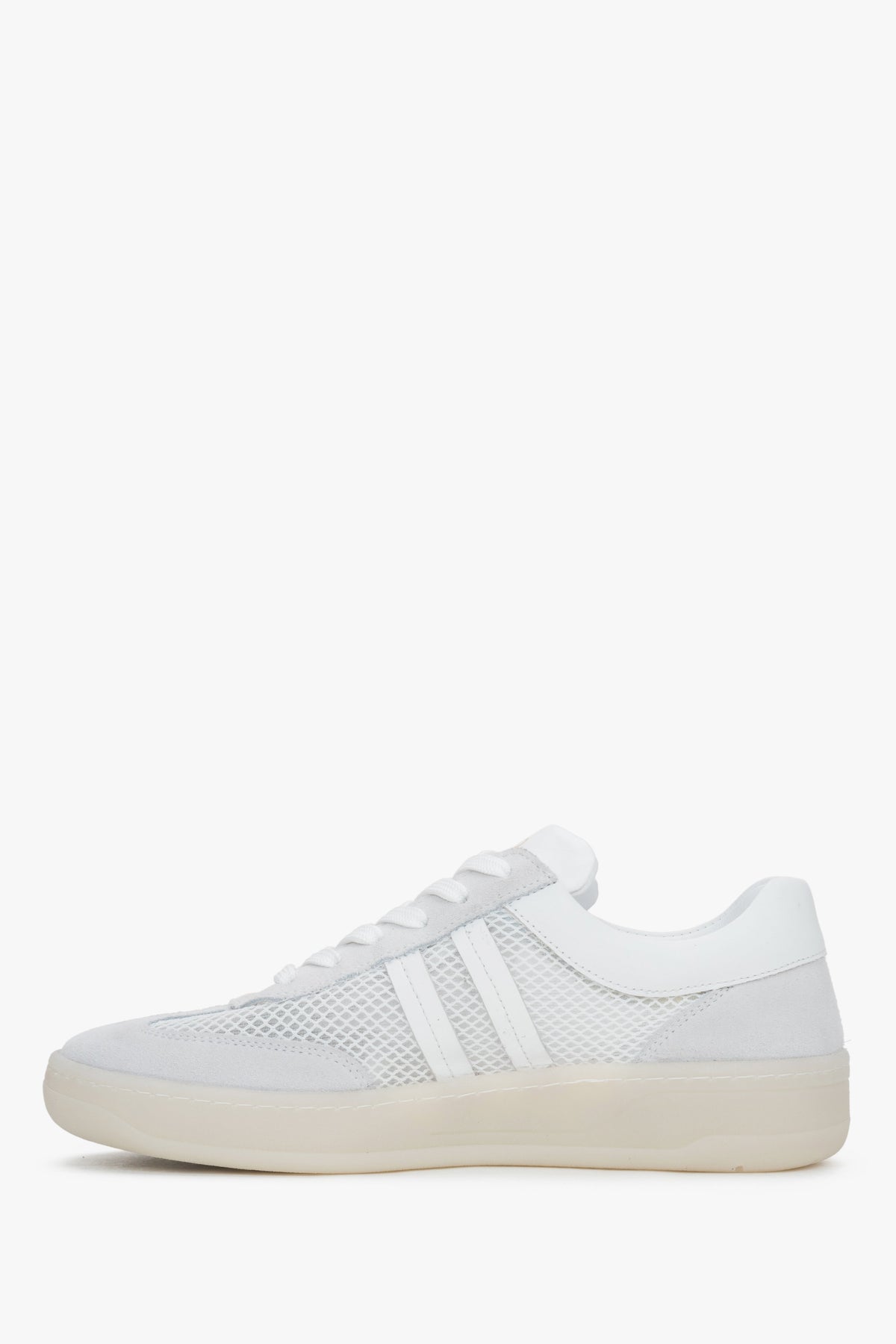 Profilansicht des bequemen Sneakers, die die leichte TR-Sohle zeigt.
