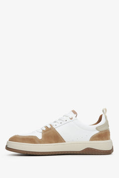 Gegenläufige Seitenansicht der weiß-braunen Herren-Sneaker mit flacher, flexibler Sohle