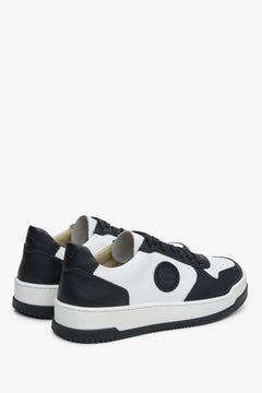 Rückwärtige Schrägansicht des Paares Damen-Sneaker aus italienischem Leder