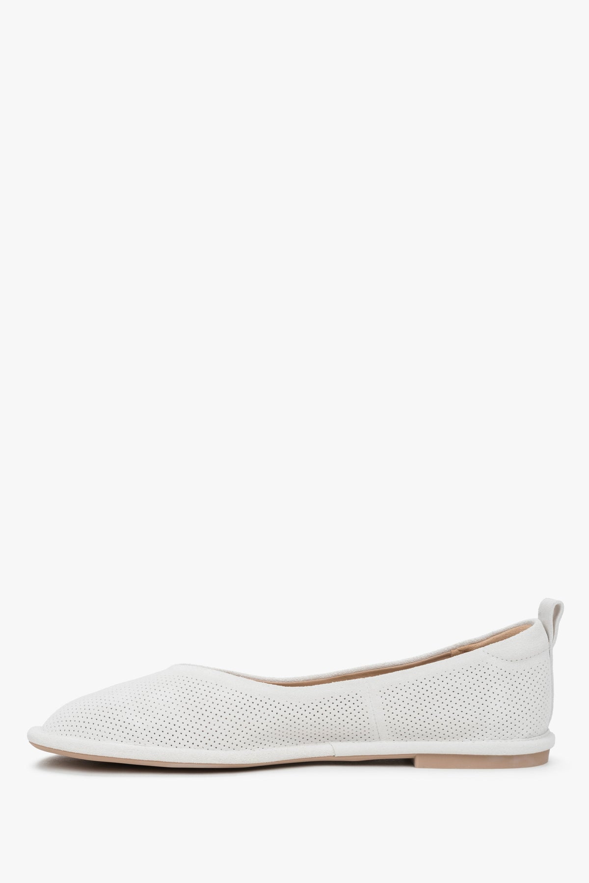 Seitenansicht der weißen Veloursleder-Ballerinas mit flacher Sohle – Estro ER00116923