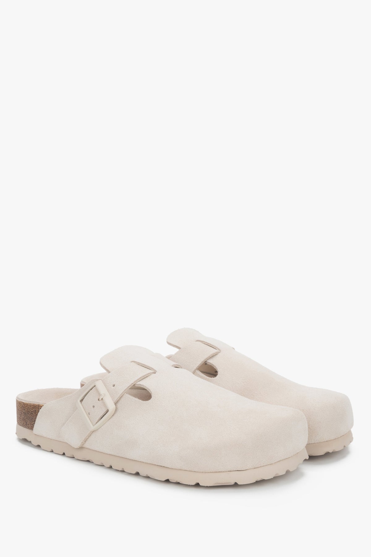Schräge Ansicht der weißen Velours-Clogs mit verstellbarer Schnalle.