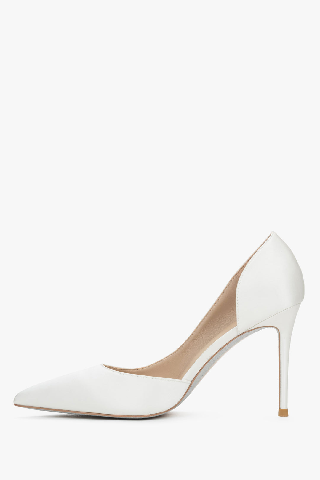 Weiße Damen-High-Heels mit spitz zulaufender Zehenpartie und Satin-Oberfläche.