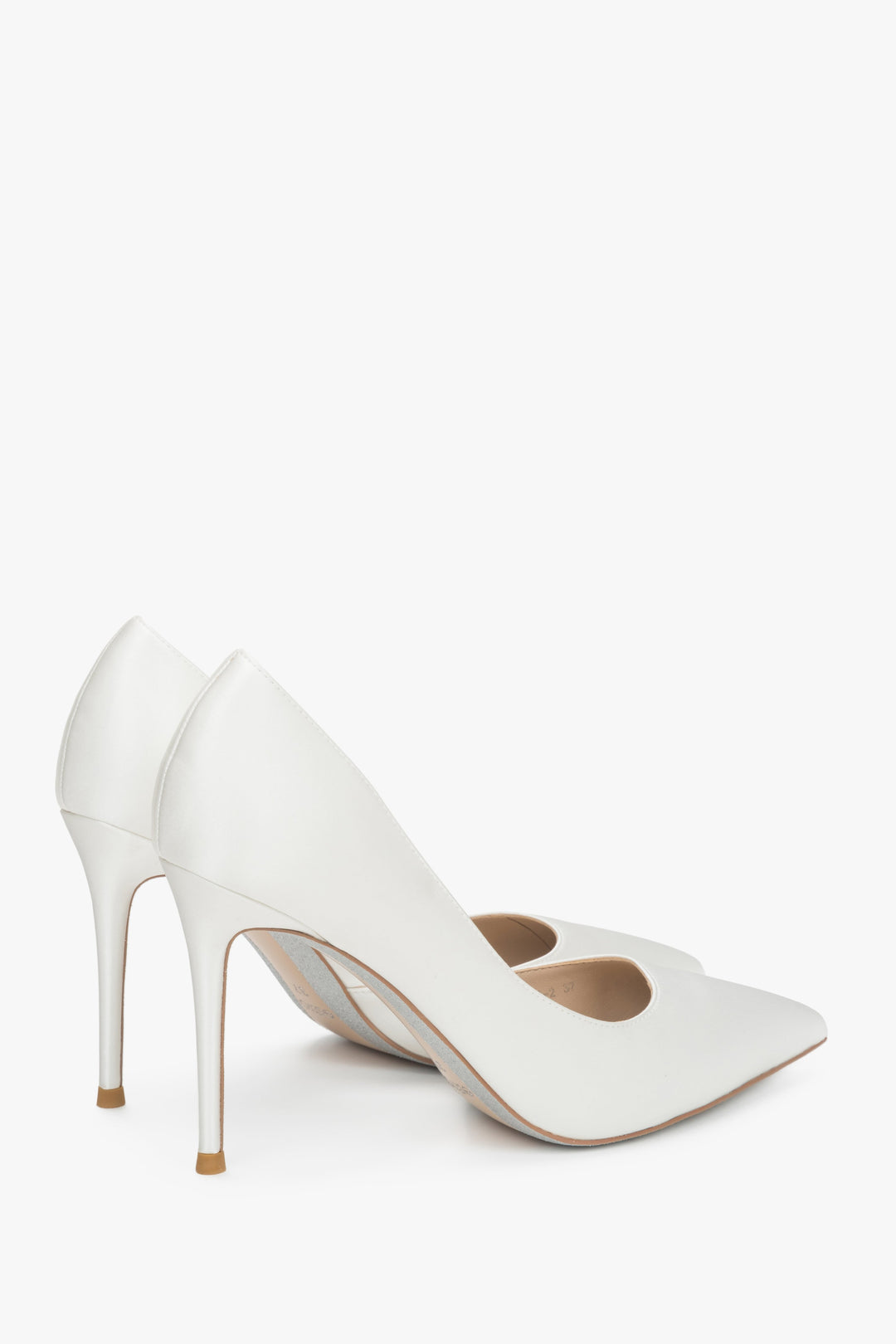 Rückansicht der weißen Damen-High-Heels mit schmalem Stilettoabsatz.