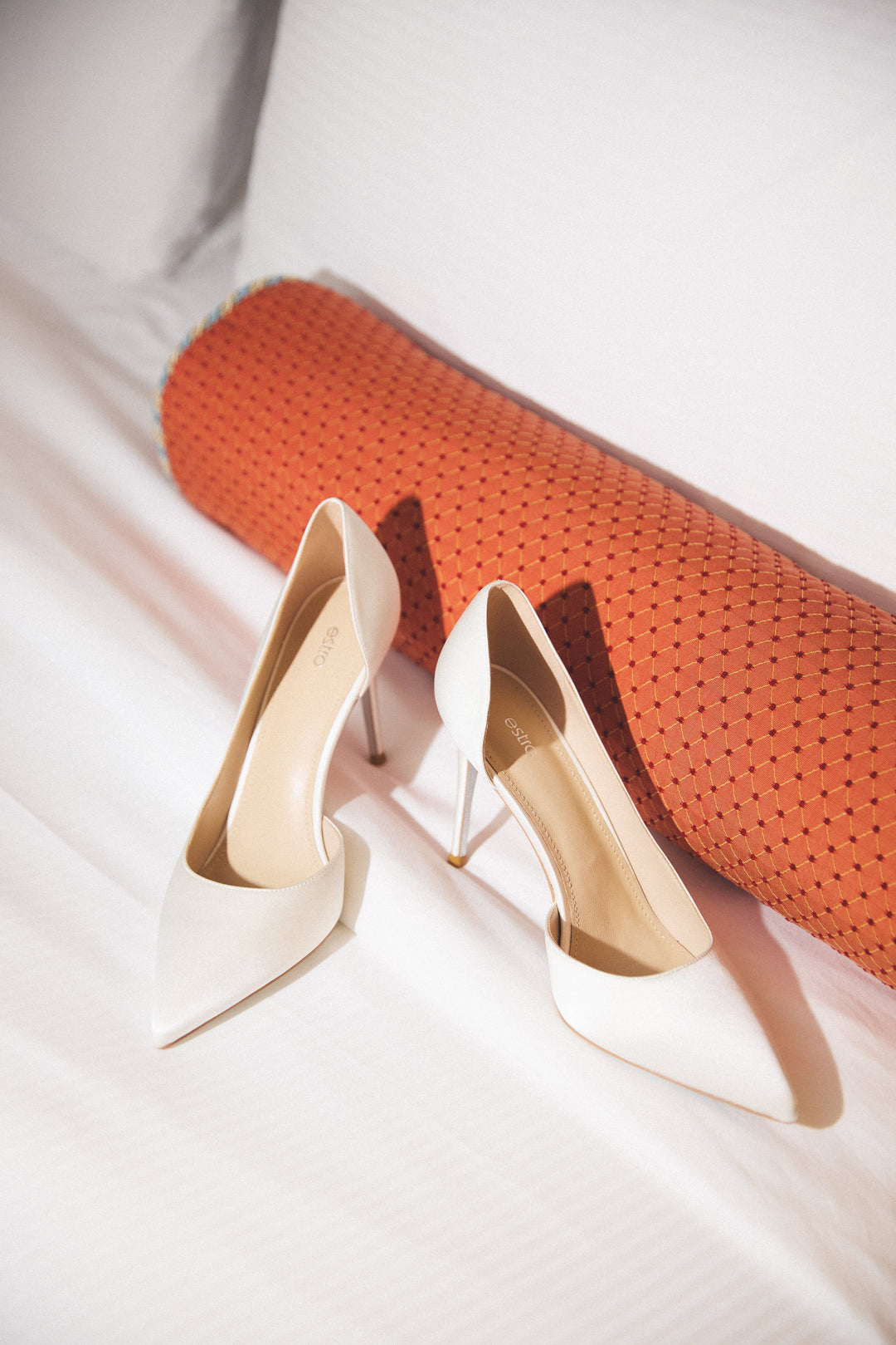 Draufsicht auf weiße High Heels für Damen.