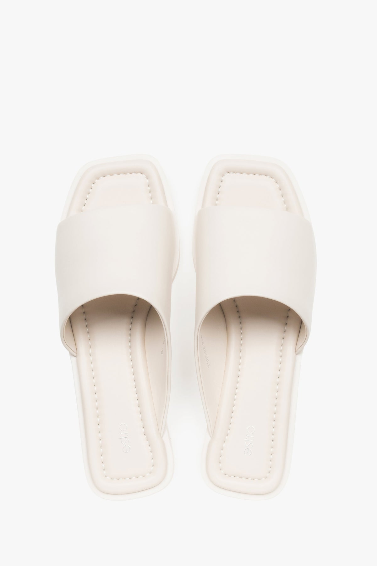Draufsicht auf die Pantoletten, welche die modische Square-Toe Form deutlich hervorhebt.