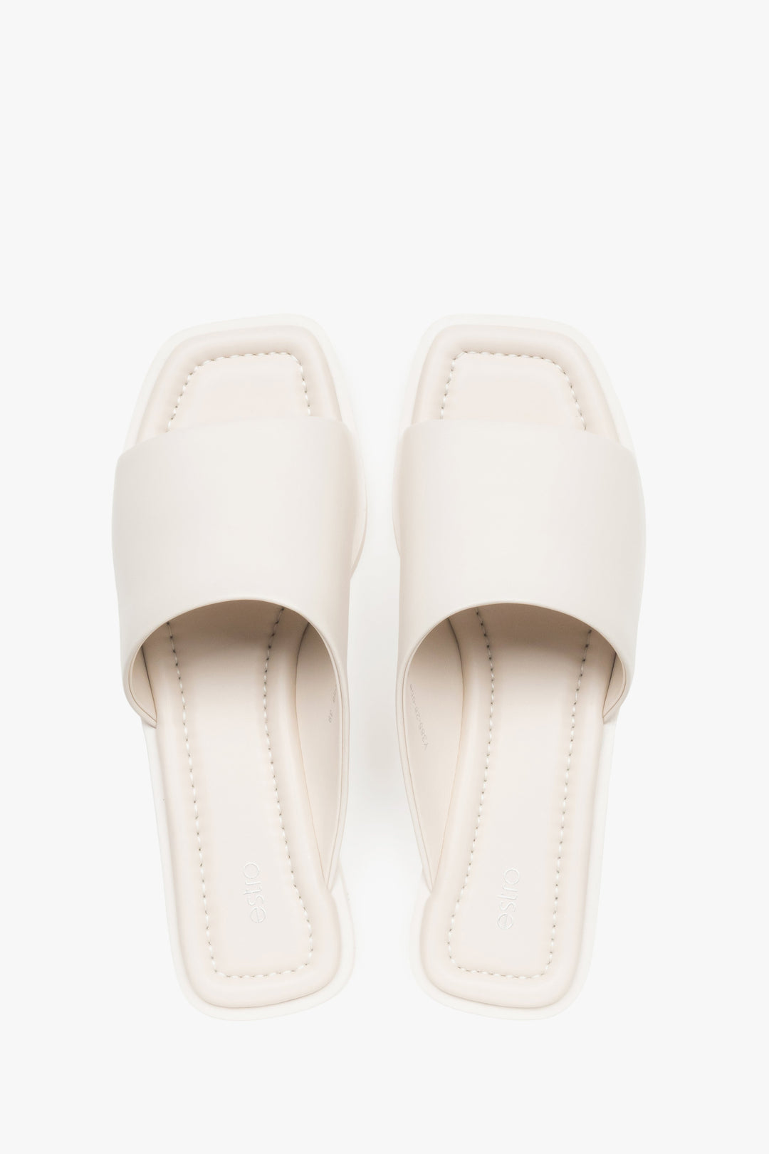 Draufsicht auf die Pantoletten, welche die modische Square-Toe Form deutlich hervorhebt.