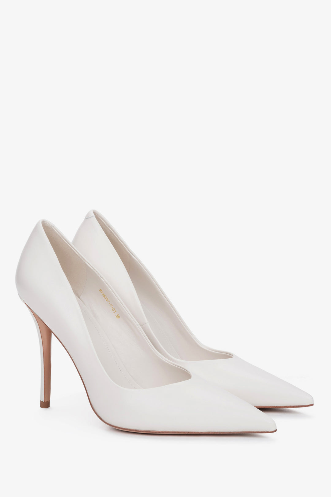 Weißer Damen-Pumps aus Leder in schräger Vorderansicht mit spitzer Schuhspitze