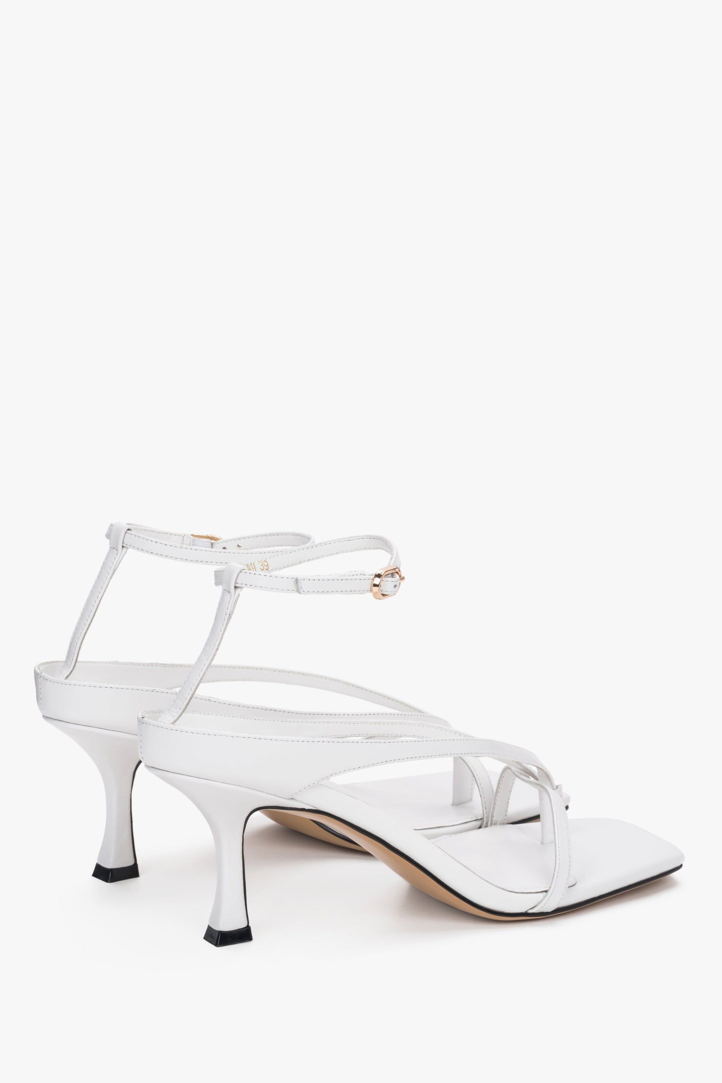 Schräge Ansicht der weißen Damen-Sandalen mit 7,5 cm Absatz