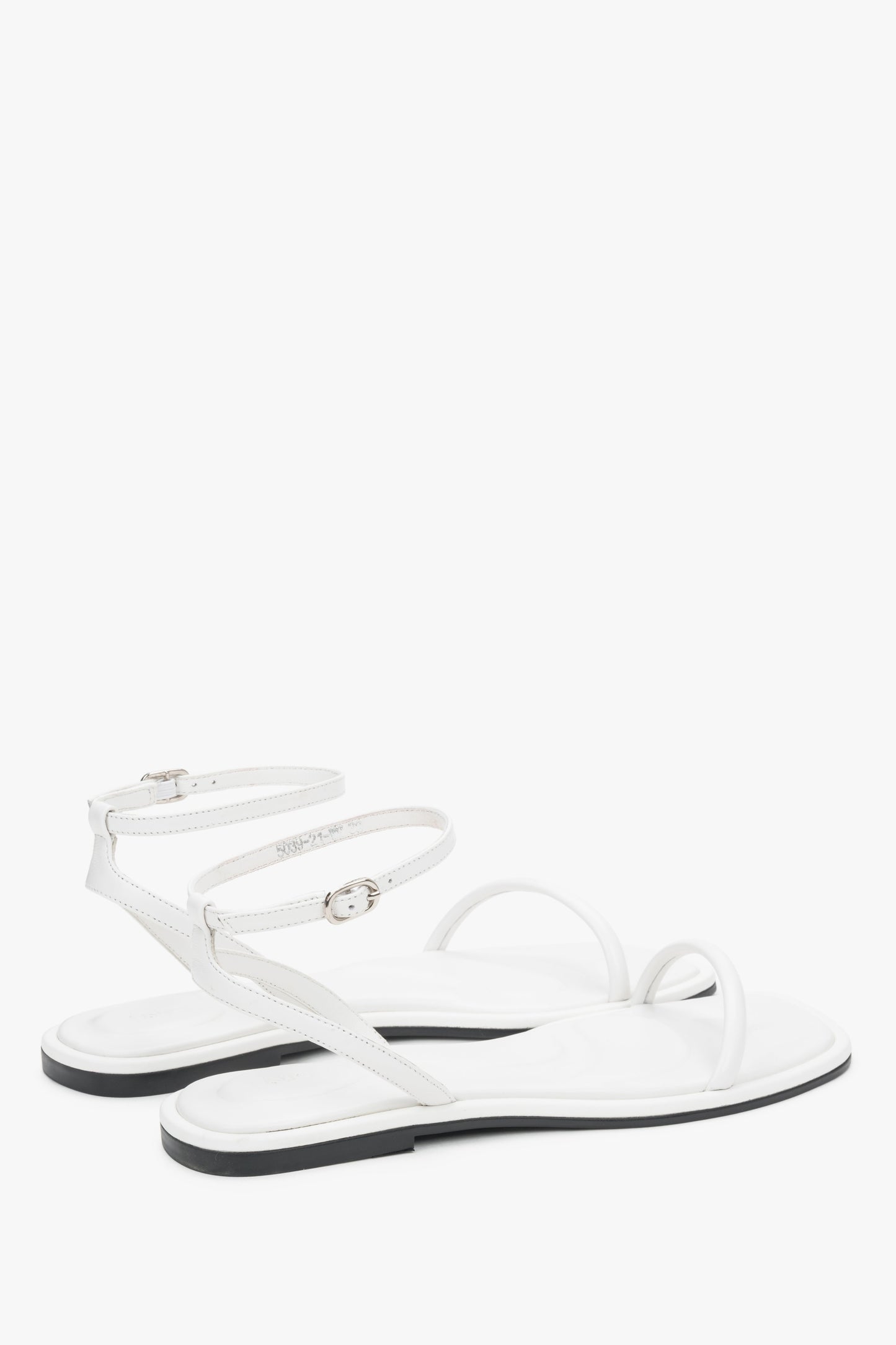 Schräge Ansicht der weißen Damen Sandalen aus Leder von Estro