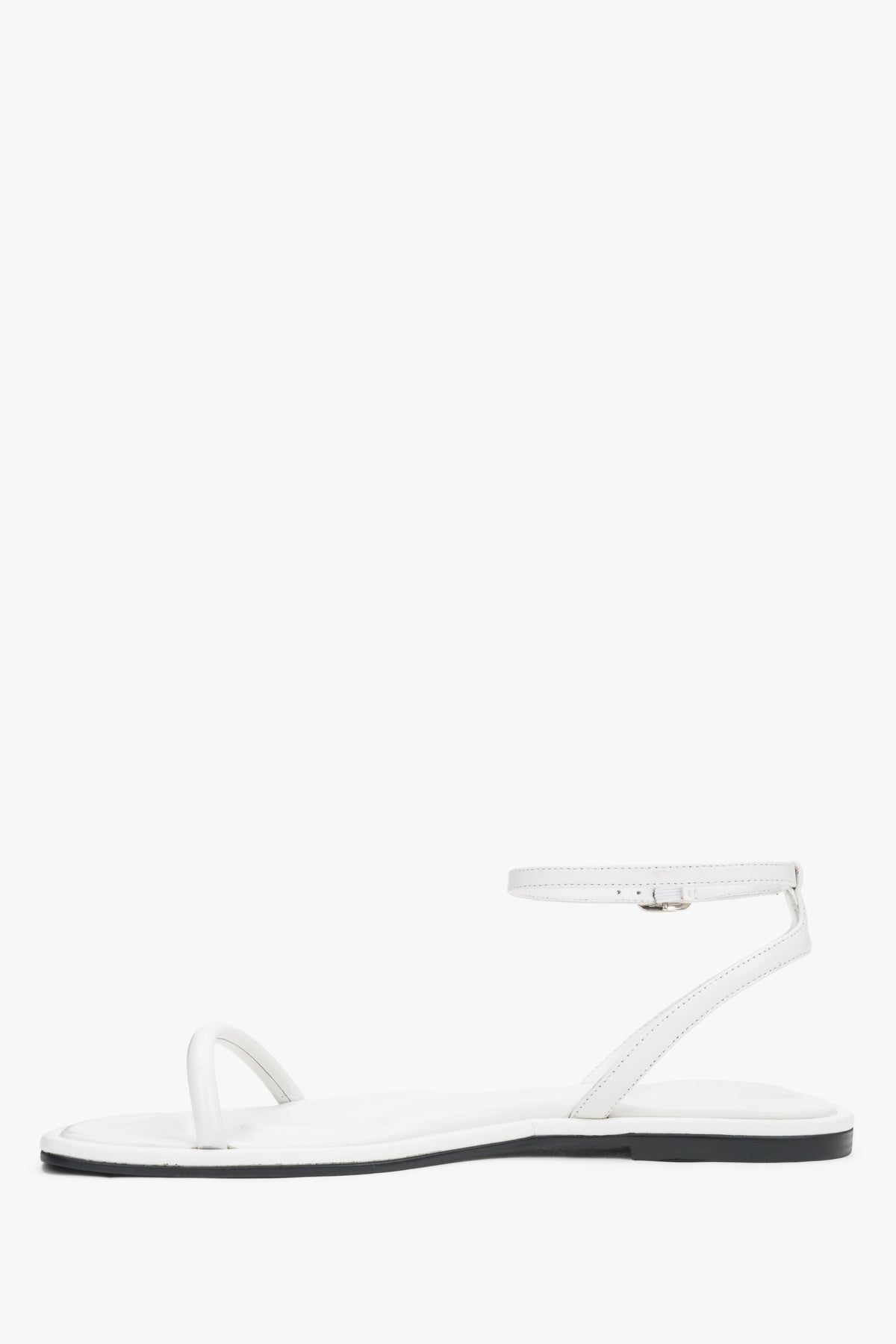 Seitenansicht der weißen Damen Sandalen aus Leder von Estro