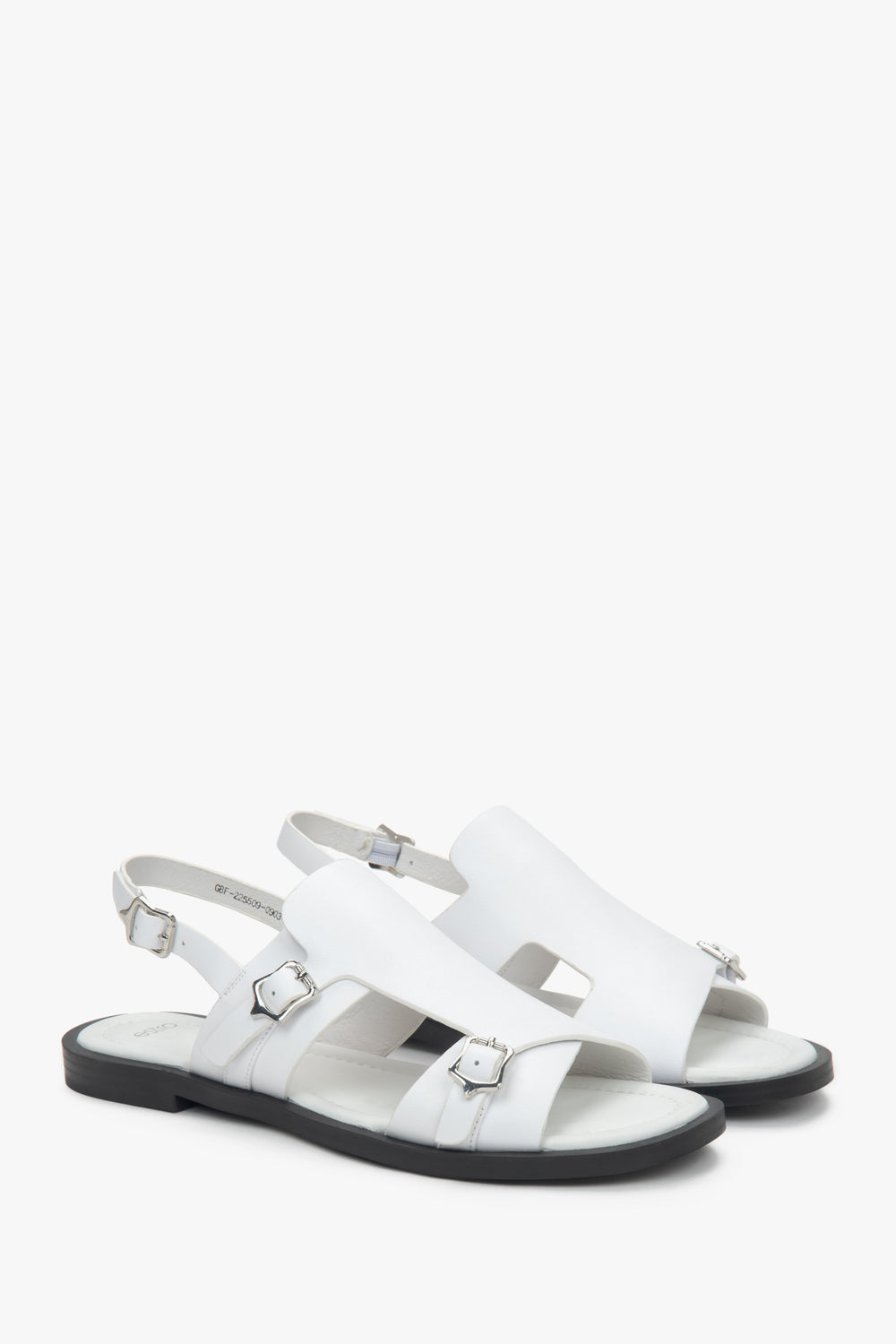 Schräge Ansicht der weißen Damen-Sandalen mit breiten Riemen aus weichem Echtleder.