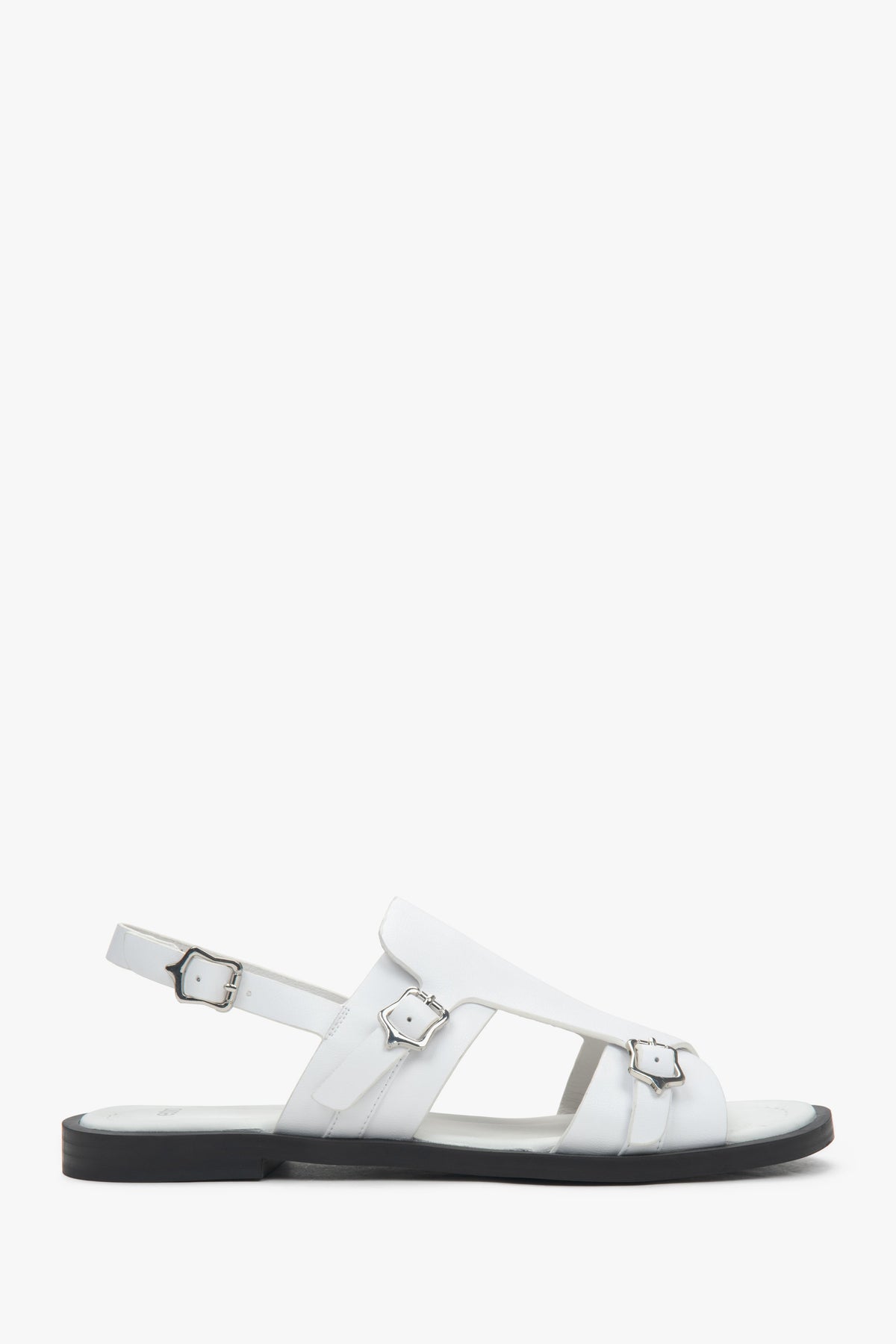 Profilansicht der weißen Leder-Sandalen mit flacher Sohle.