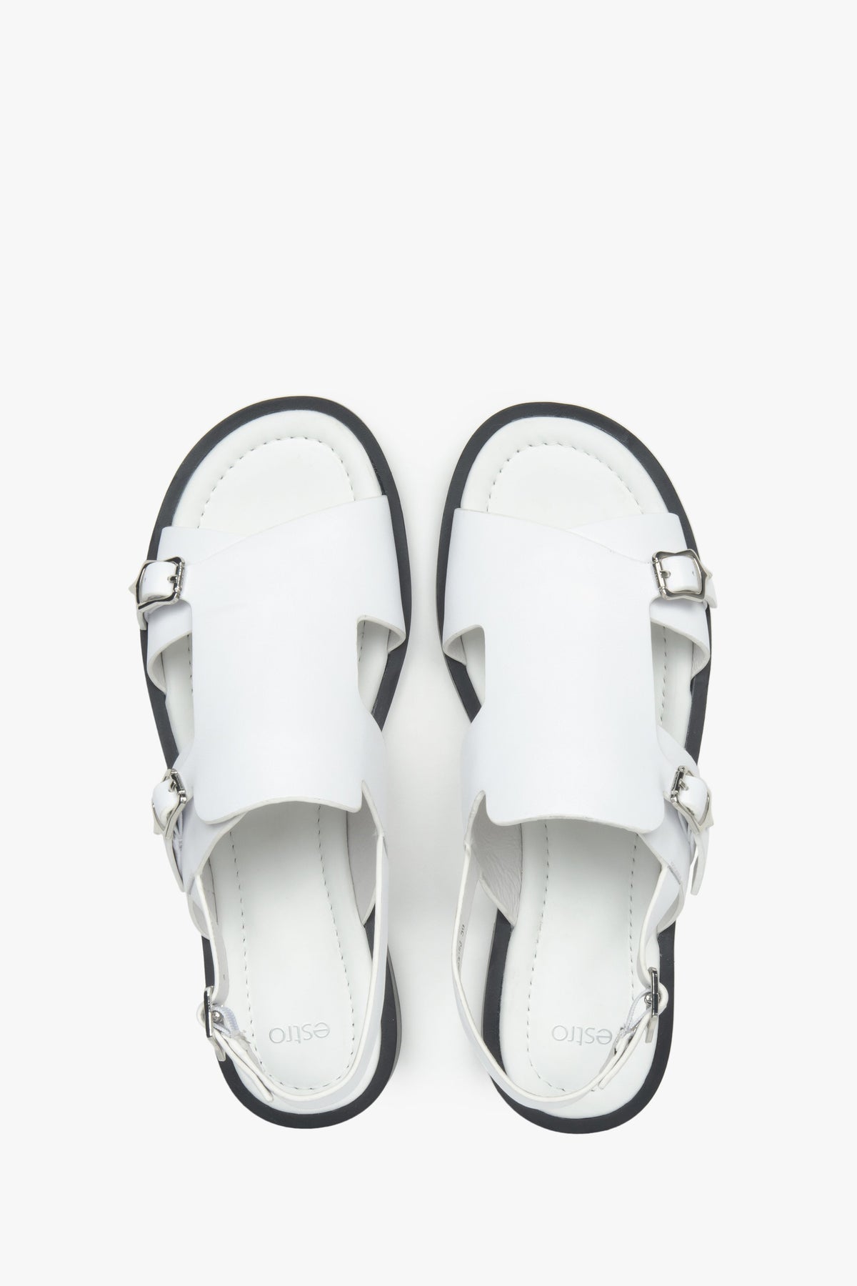 Draufsicht auf das Paar weißer Damen-Sandalen von Estro.