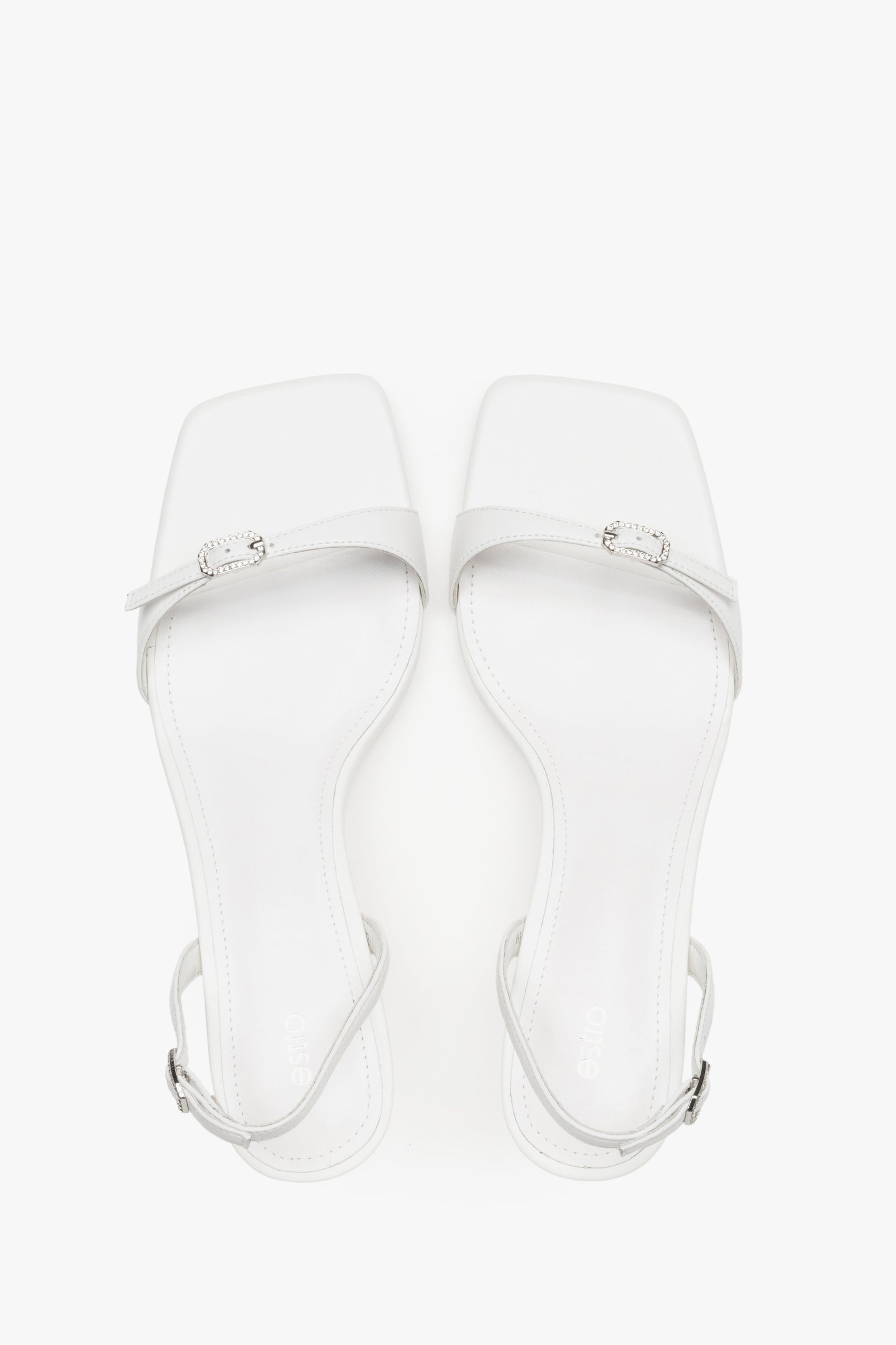 Draufsicht auf weiße Damen-Sandalen aus Echtleder mit schmalen Riemchen.