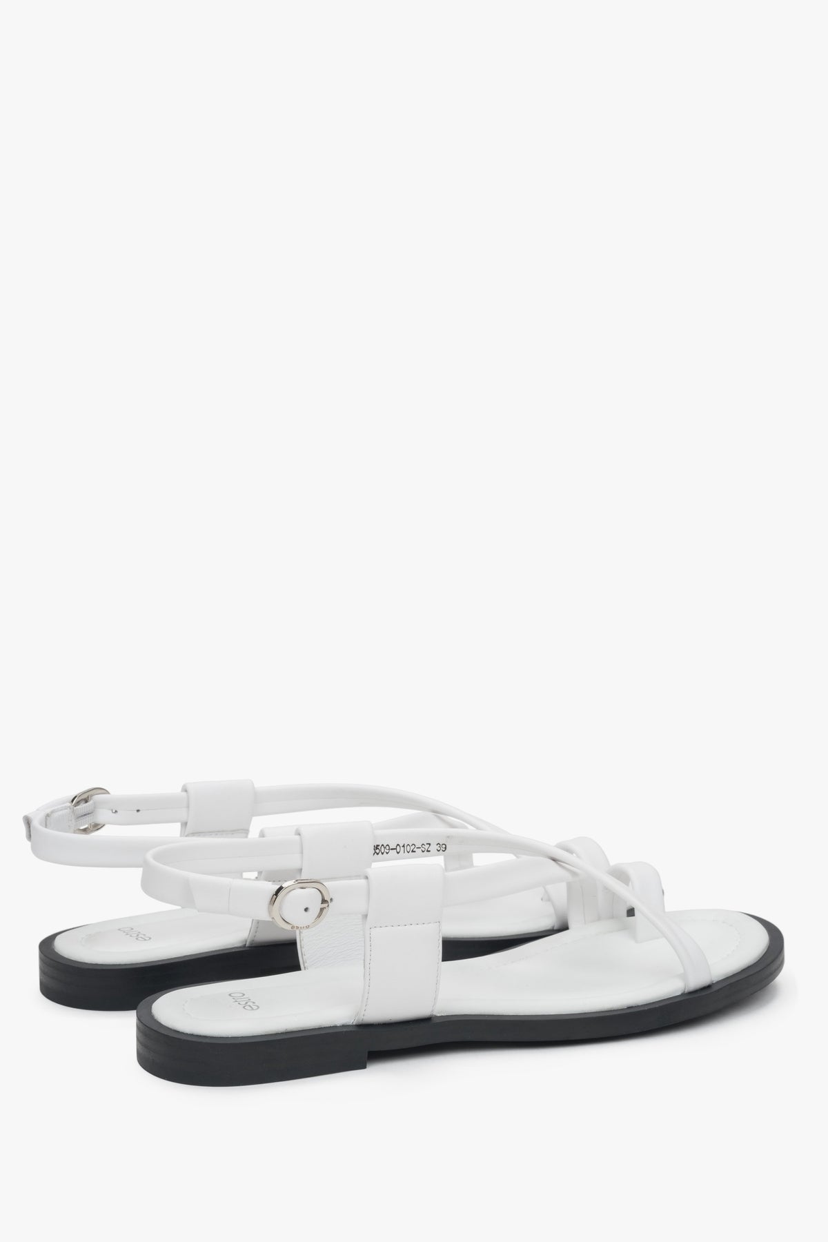 Seitenansicht der flachen weißen Leder-Sandalen mit Riemchendesign.
