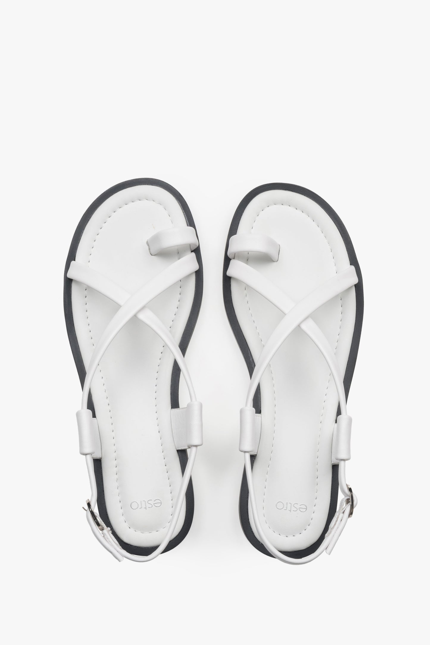 Draufsicht auf das Paar weißer Damen-Sandalen mit TPR-Sohle.