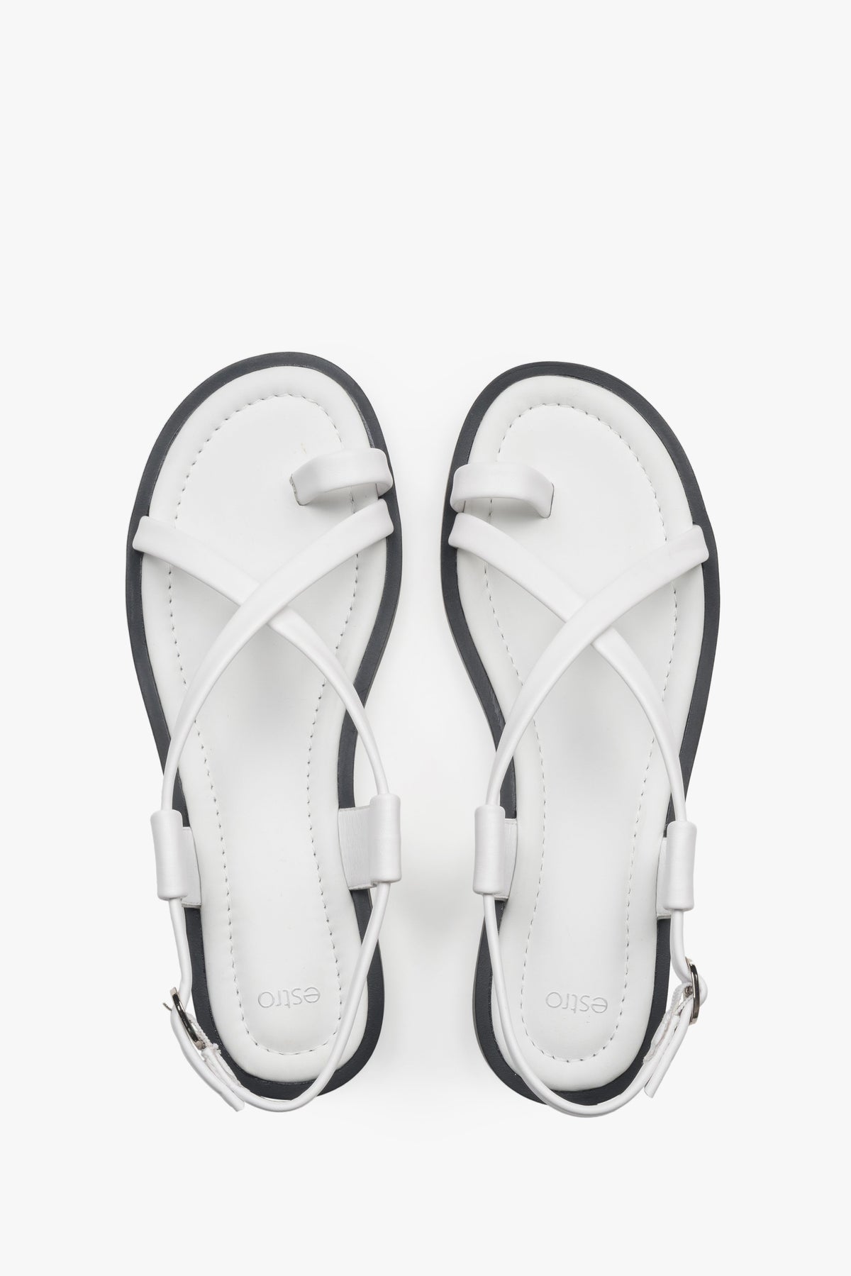 Draufsicht auf das Paar weißer Damen-Sandalen mit TPR-Sohle.