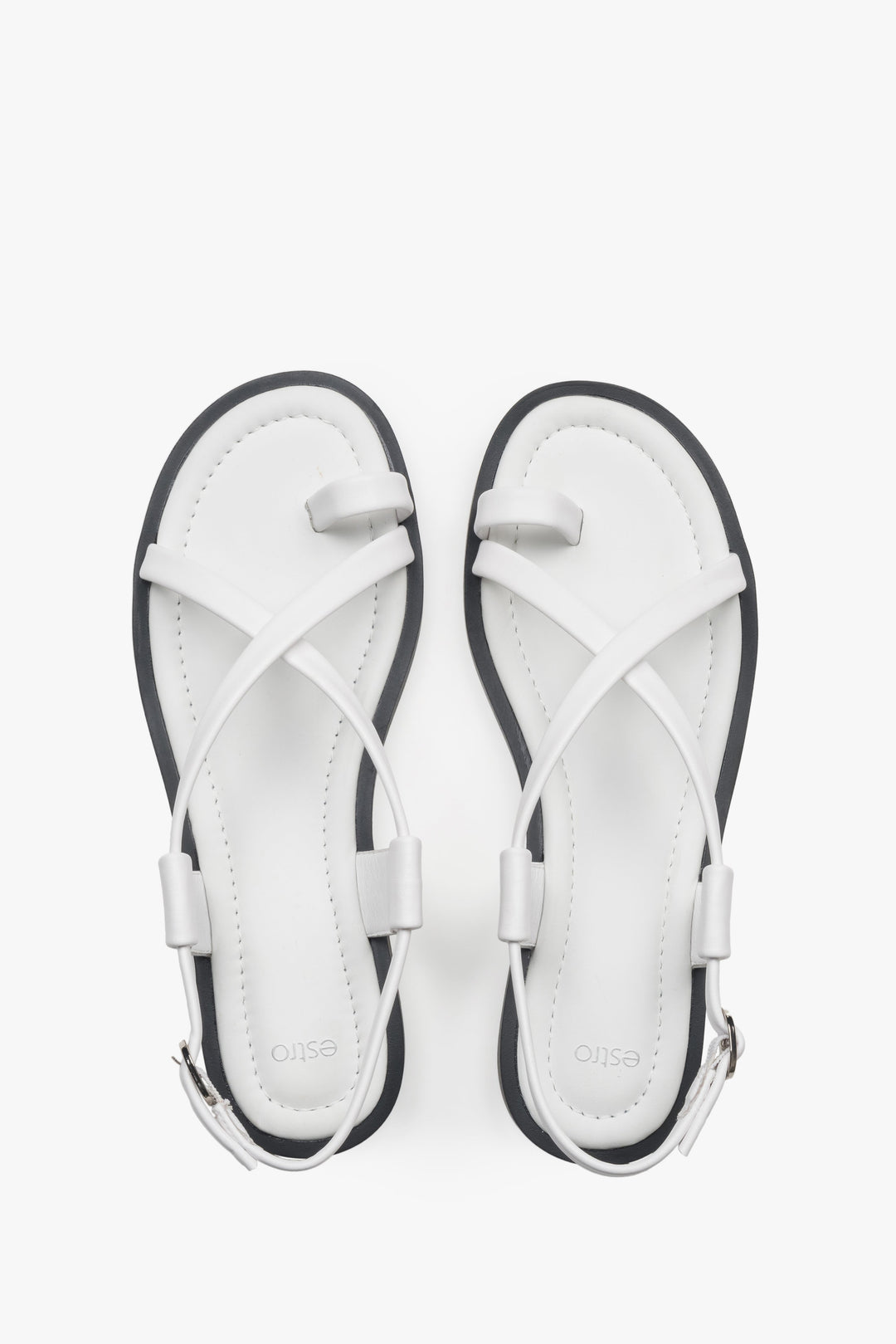 Draufsicht auf das Paar weißer Damen-Sandalen mit TPR-Sohle.