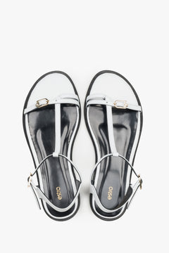 Weiße Damen-Sandalen aus echtem Leder von oben mit goldfarbenen Details
