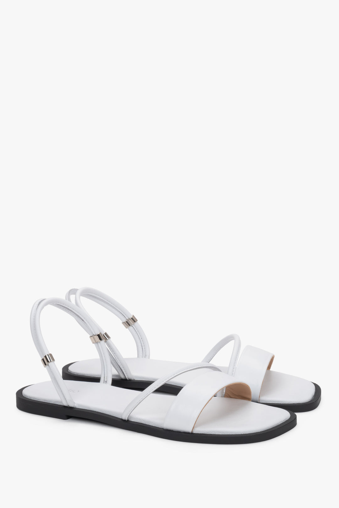 Weiße Damen-Sandalen aus Leder in schräger Vorderansicht mit silberfarbenen Details