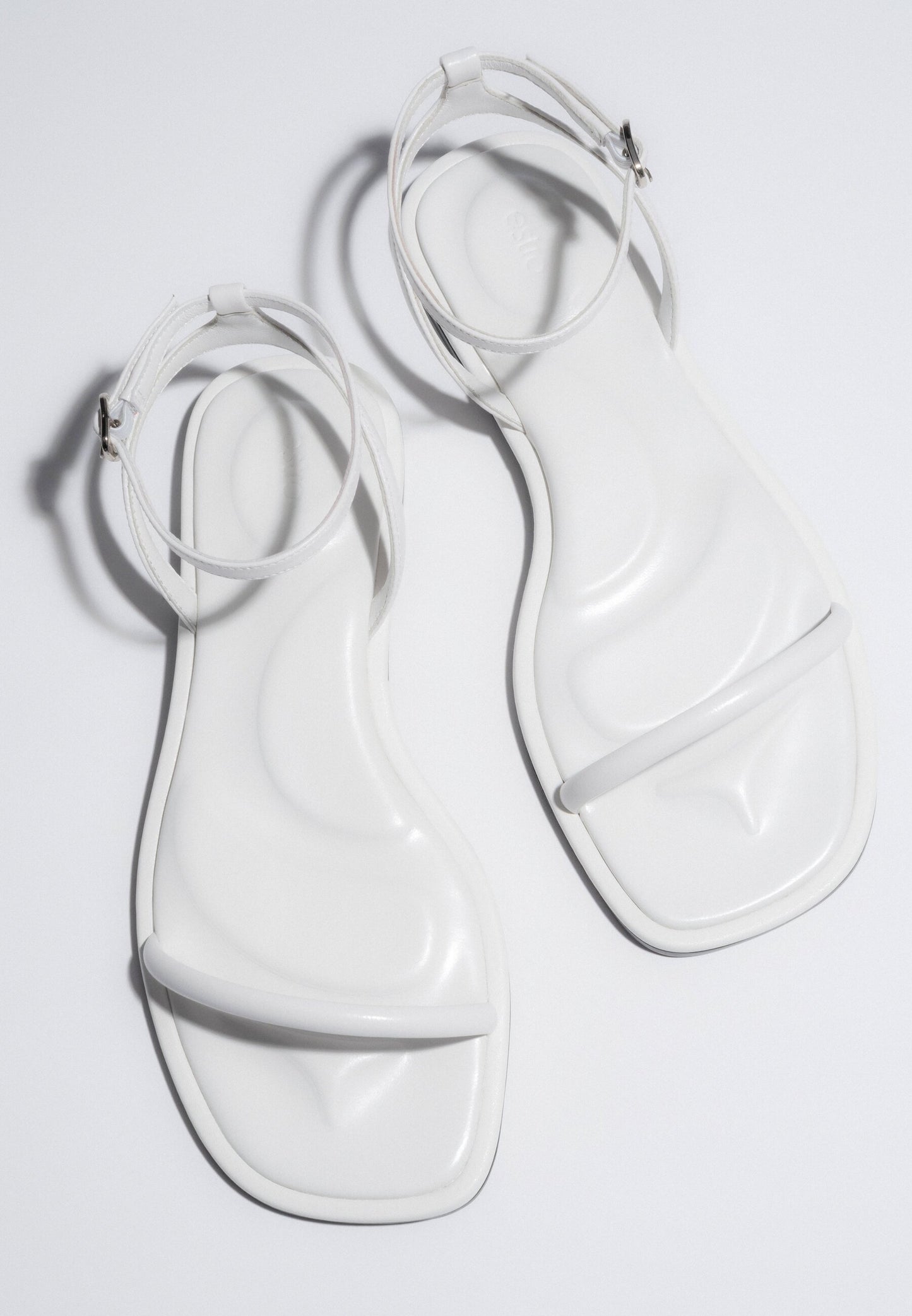 Weiße Damen Sandalen aus Leder mit flacher Sohle Estro ER00119694.