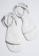 Weiße Damen Sandalen aus Leder mit flacher Sohle Estro ER00119694.