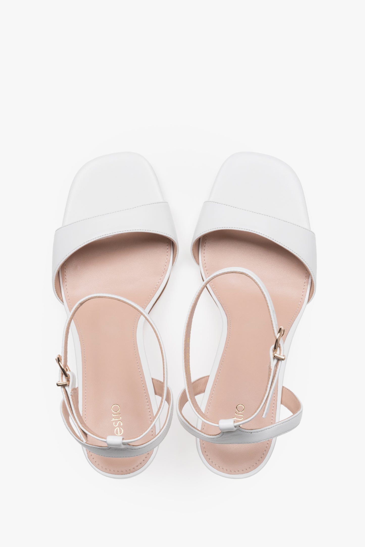 Draufsicht auf das Paar Sandalen, die die Innensohle aus weichem Chevro-Leder zeigt.