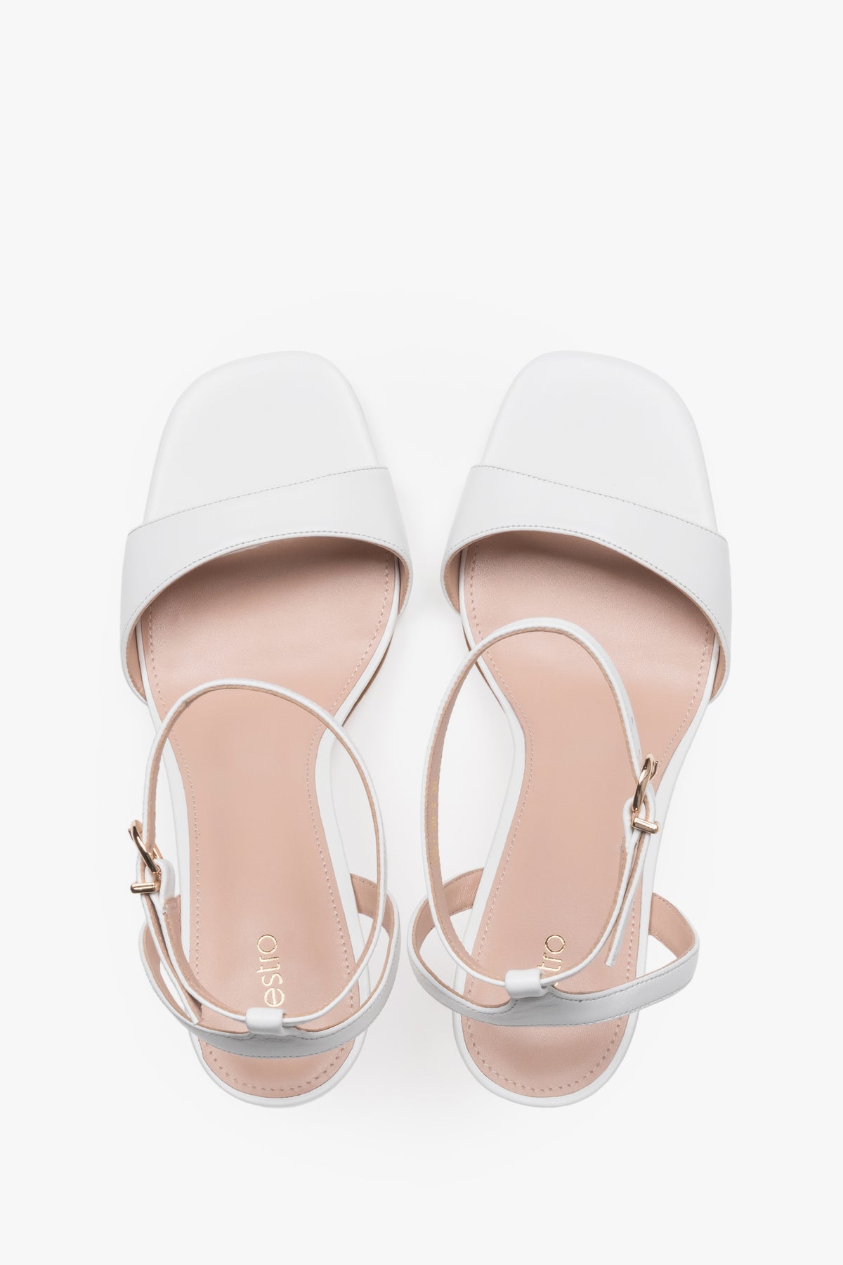 Draufsicht auf das Paar Sandalen, die die Innensohle aus weichem Chevro-Leder zeigt.