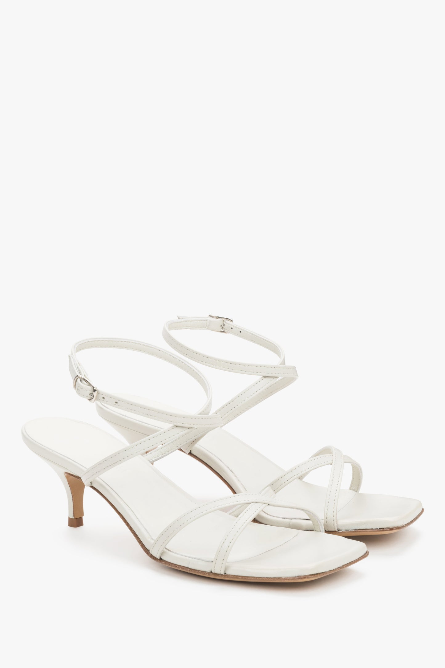 Elegante weiße Sandaletten mit gekreuzten Riemen für Damen