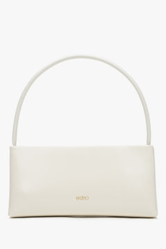 Stilvolle weiße Schultertasche als Accessoire zum eleganten Outfit.