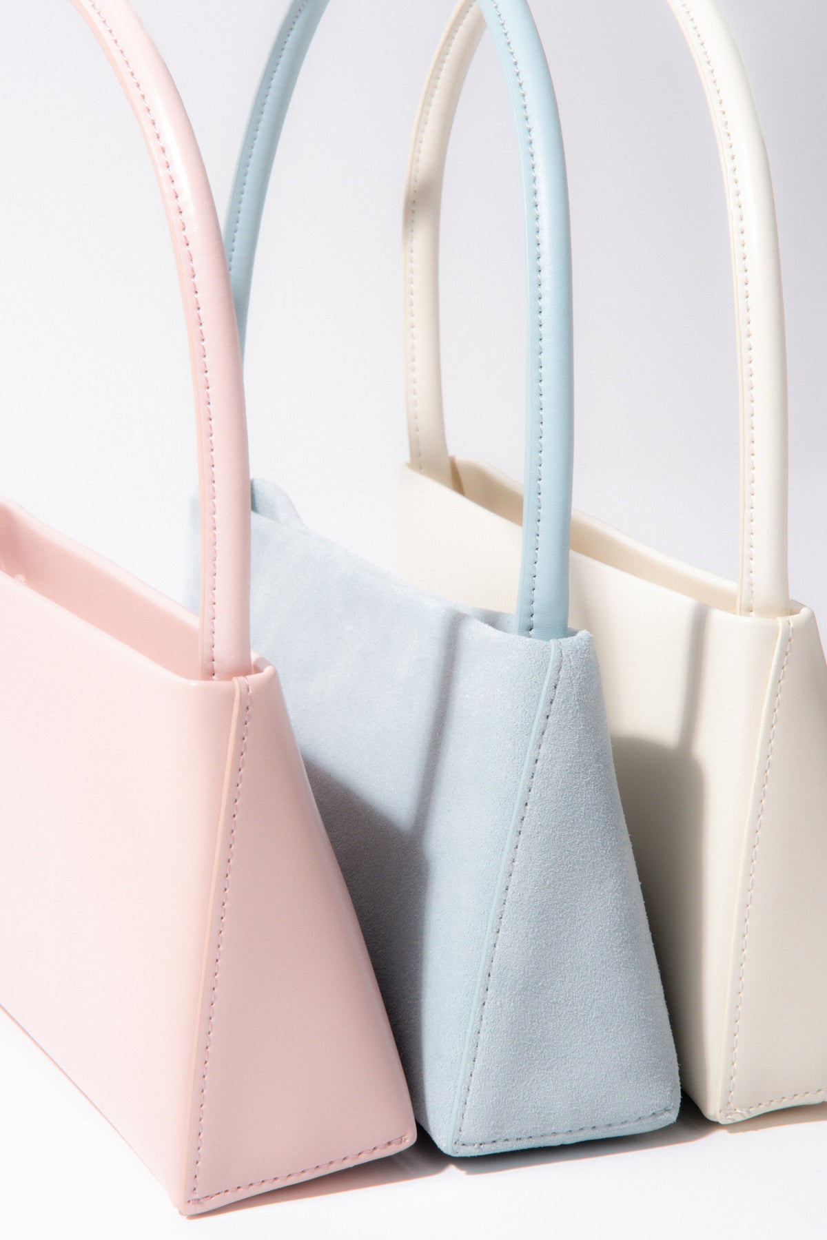 Farbauswahl der Estro Damen-Baguette-Taschen aus Leder in Weiß i Pastelltönen.