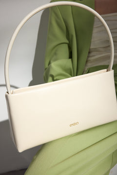 Elegante weiße Lederhandtasche für Damen in der Seitenansicht.