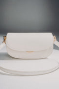 Weiße Damen-Schultertasche aus Leder in Hufeisenform auf grauem Hintergrund.