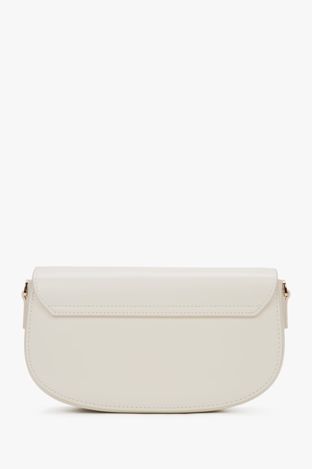 Rückansicht der weißen Damenhandtasche mit Fokus auf die glatte Lederstruktur.