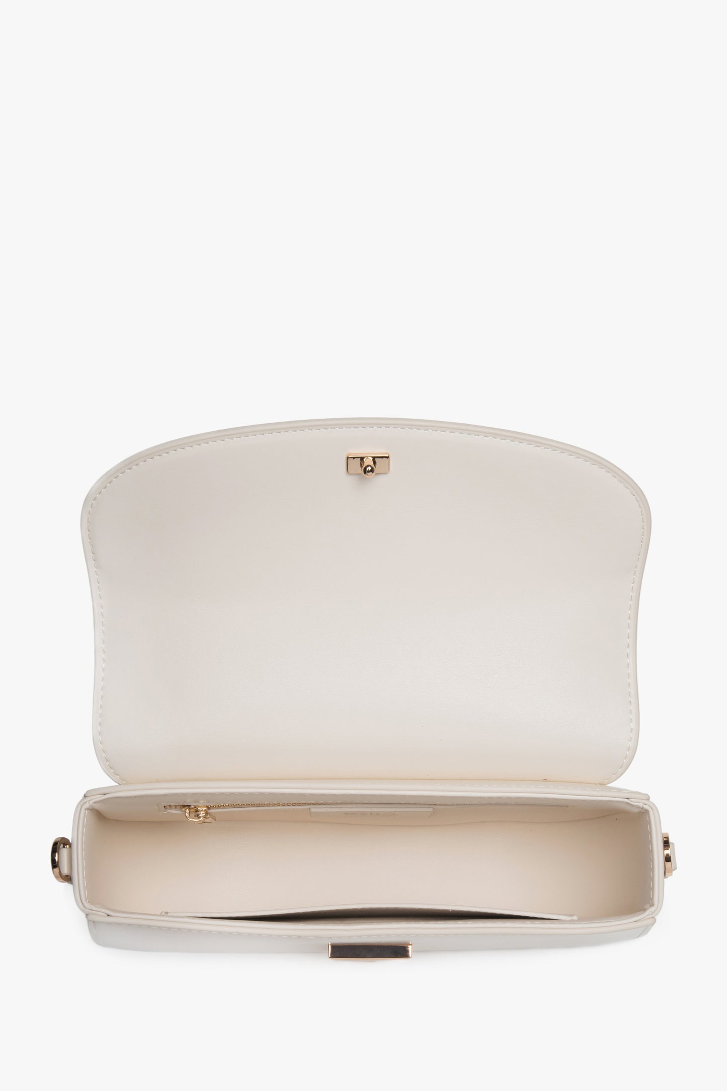 Innenansicht der weißen Ledertasche mit geöffnetem Hauptfach.