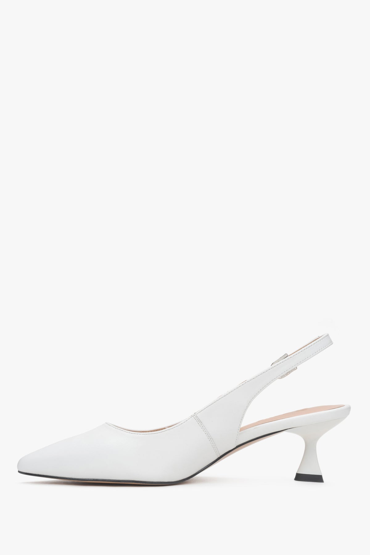 Seitenansicht des weißen Damen-Pumps mit offener Ferse und feiner Schnalle.