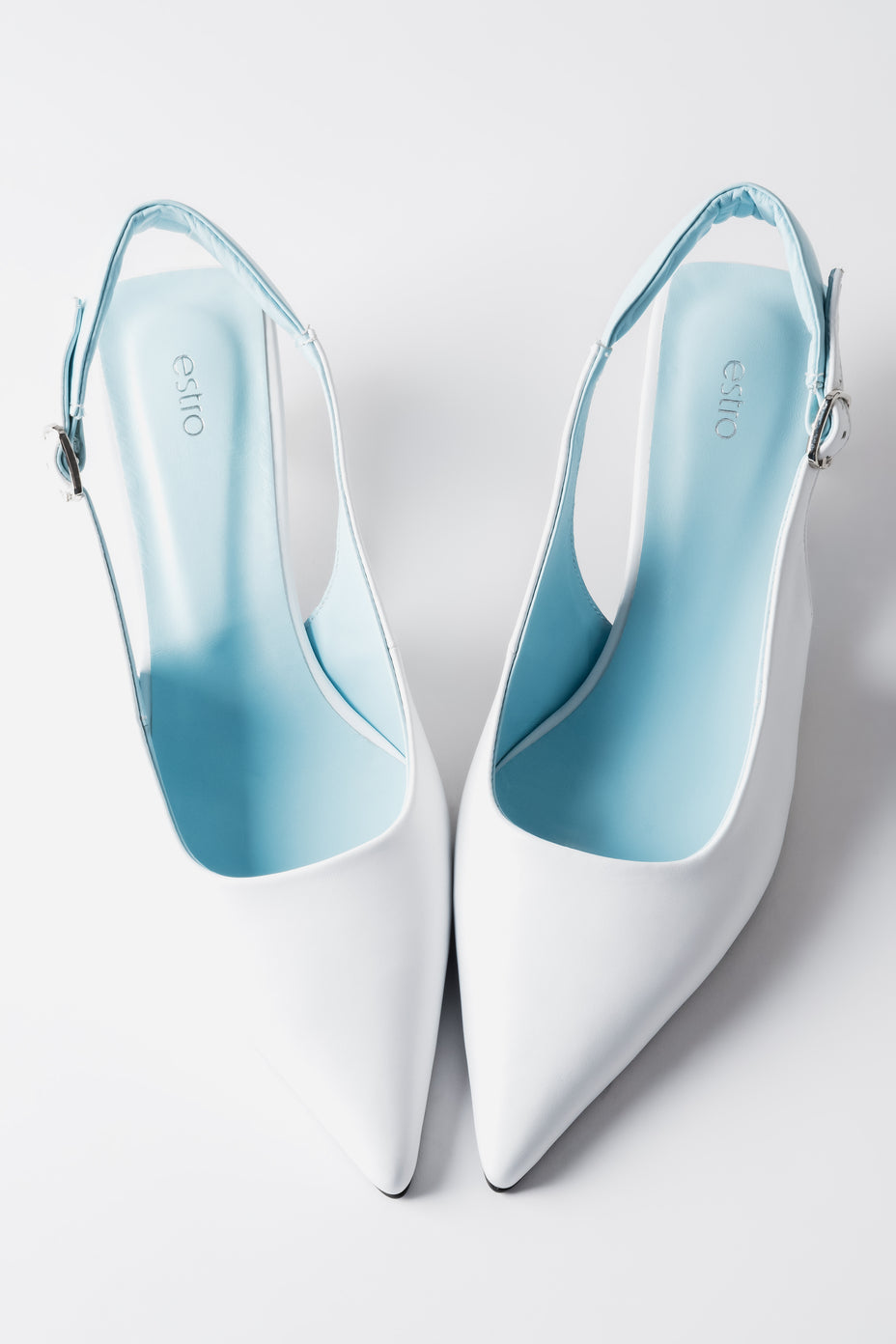 Weiße Damen-Slingpumps aus Echtleder von oben mit hellblauem Fersenriemen