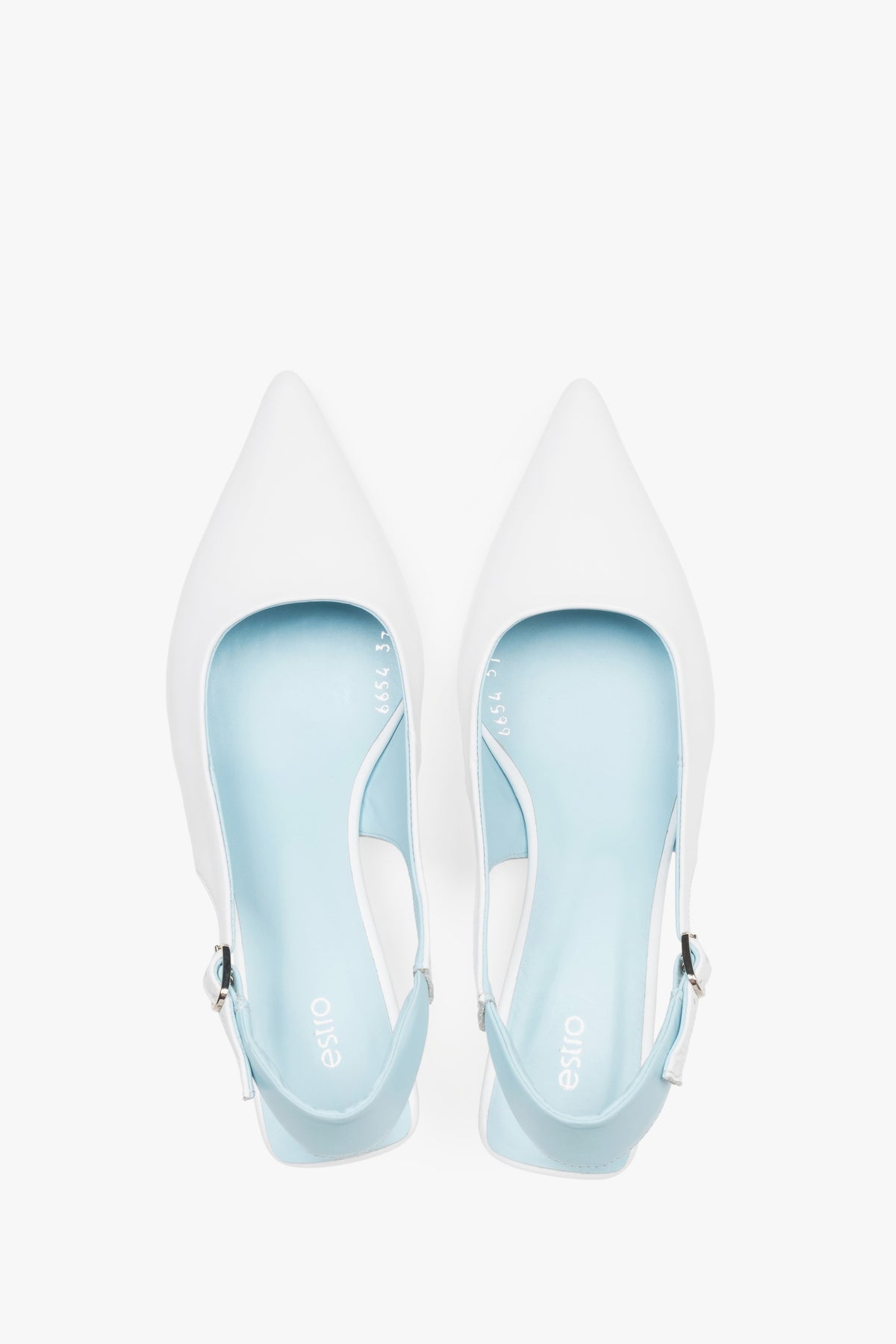 Weiße Damen-Slingpumps von oben mit spitzer Schuhspitze und hellblauer Decksohle