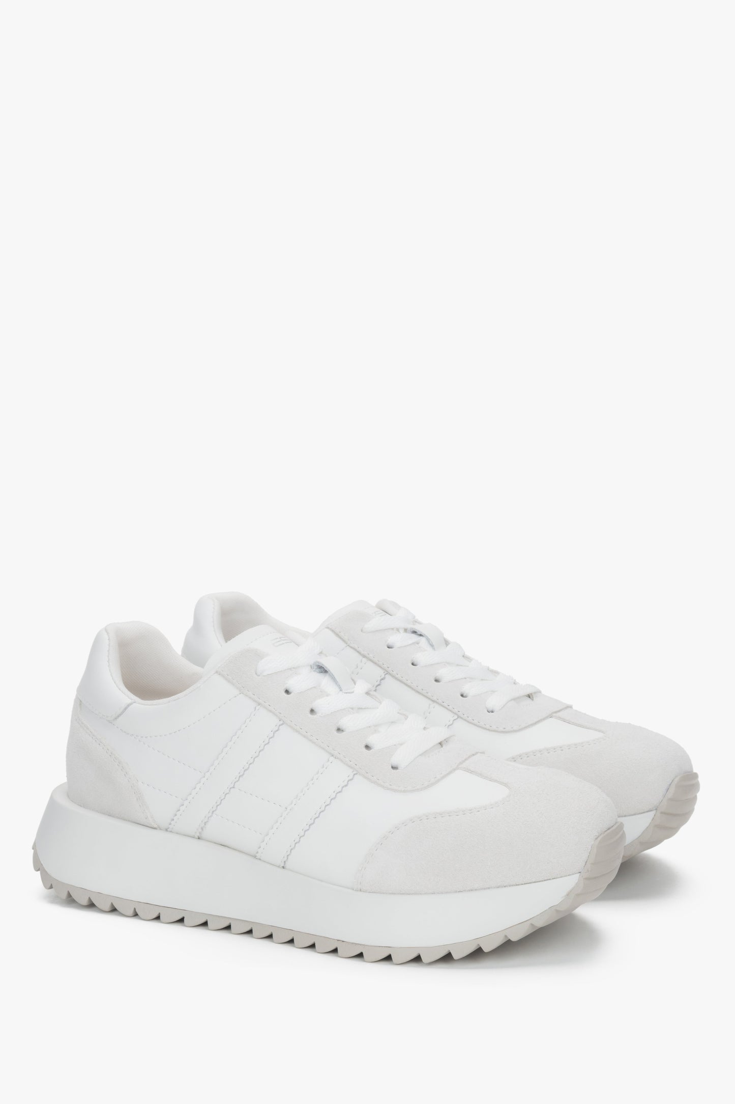 Profilansicht des weißen ES8 Sneakers mit federnder Sohle.