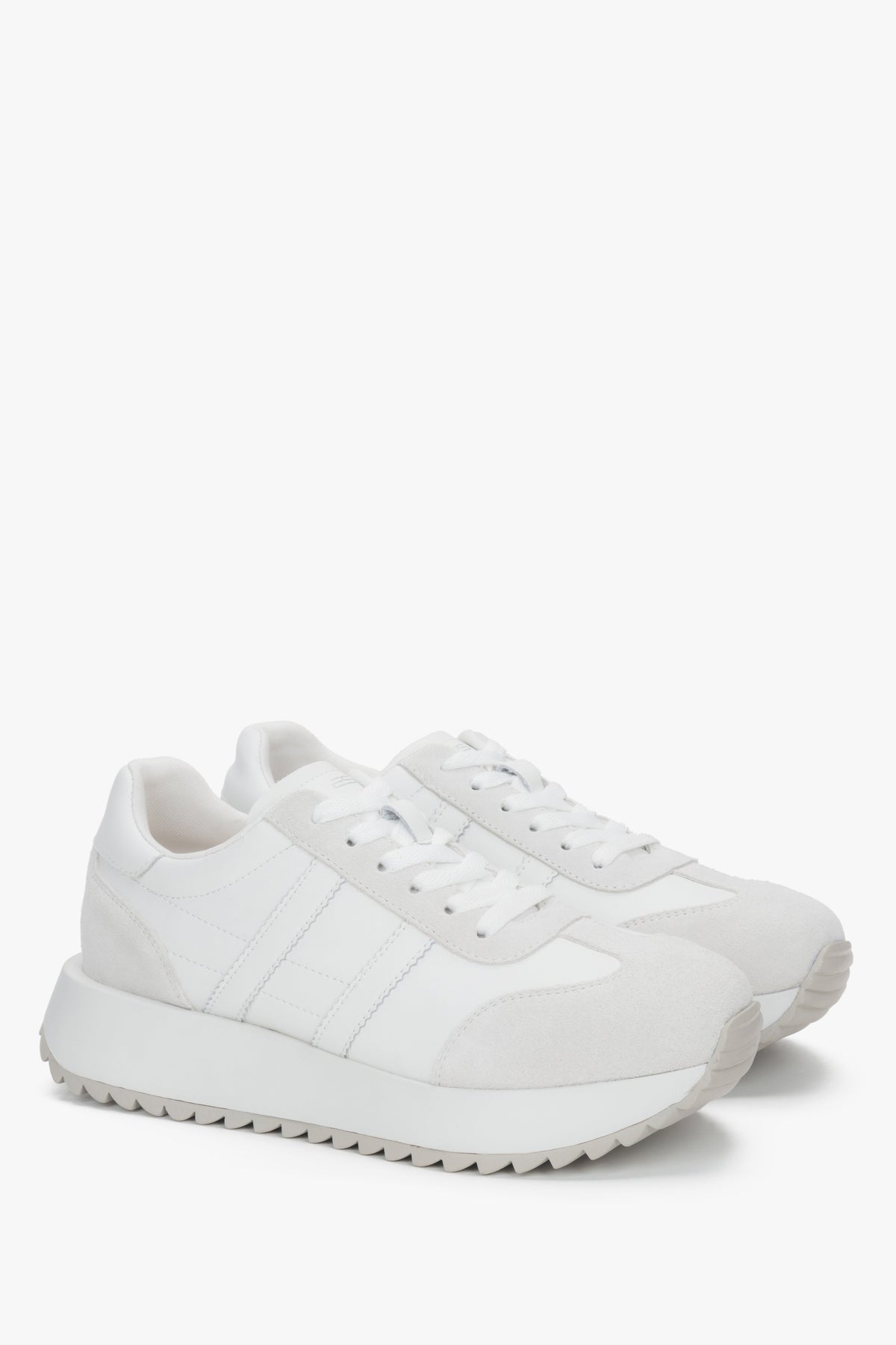 Profilansicht des weißen ES8 Sneakers mit federnder Sohle.