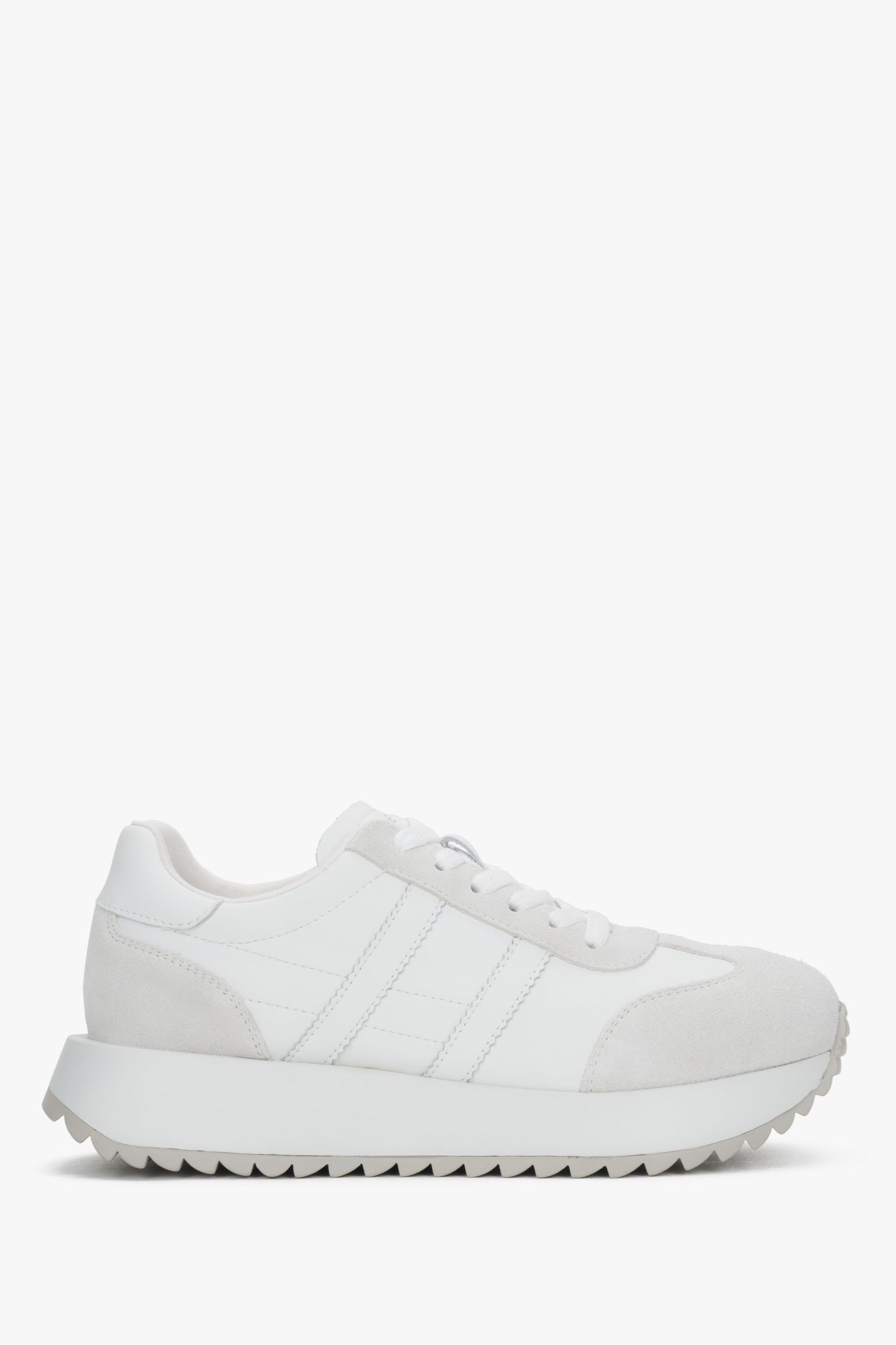 Andere Seitenansicht des bequemen weißen Damen-Sneakers.