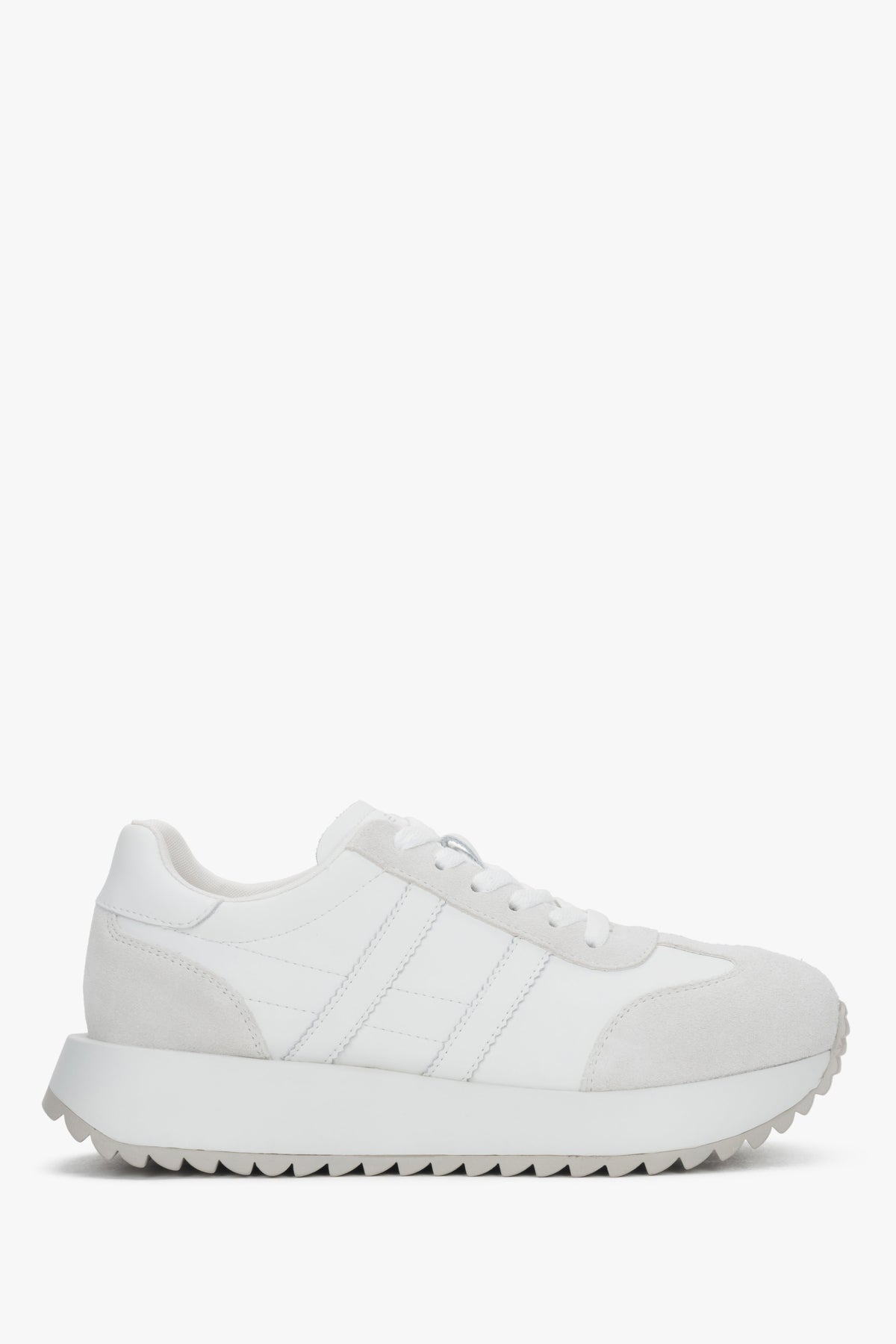 Andere Seitenansicht des bequemen weißen Damen-Sneakers.