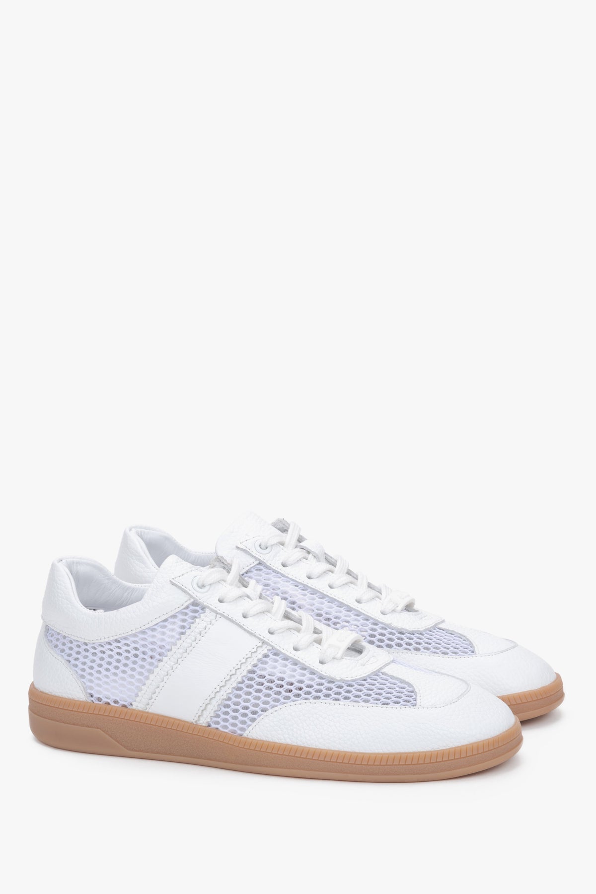 Weiße Damen-Sneaker aus Echtleder, Veloursleder und Mesh in schräger Vorderansicht