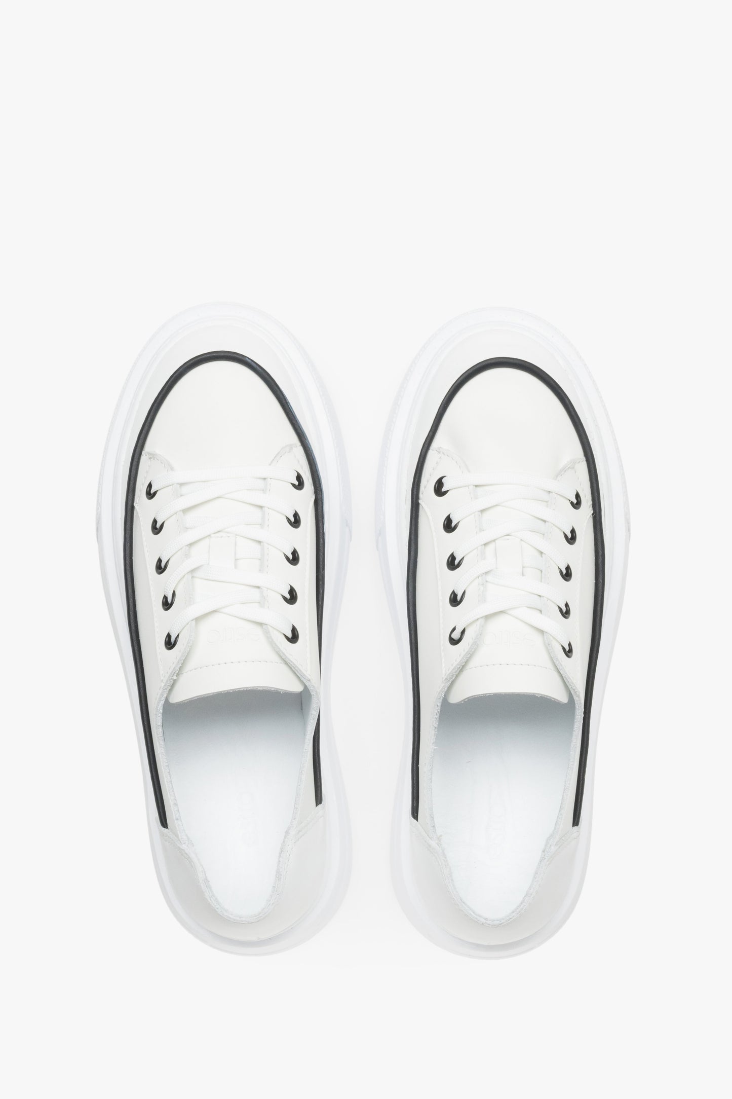 Weiße Sneaker aus Premium-Echtleder von oben
