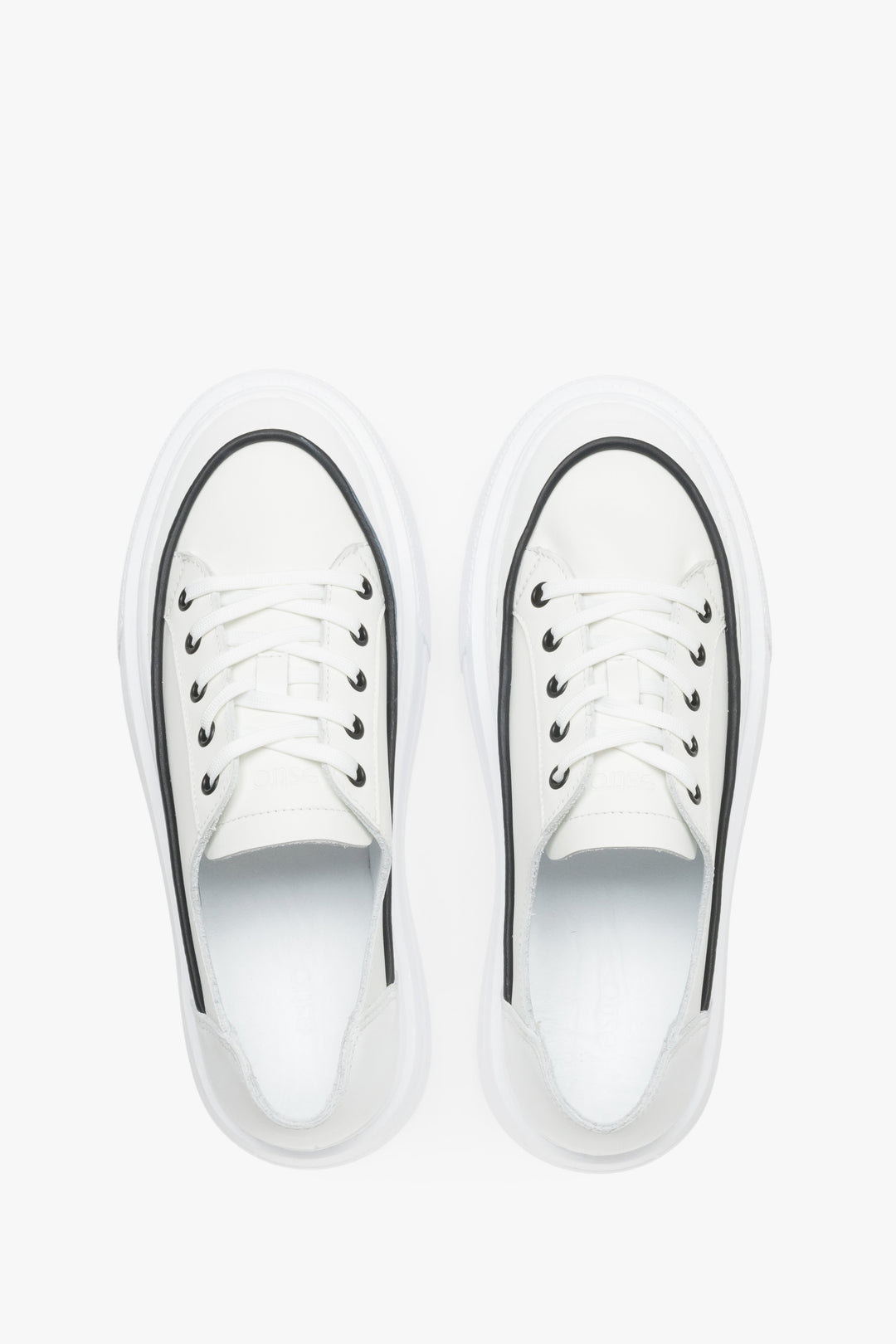 Weiße Sneaker aus Premium-Echtleder von oben
