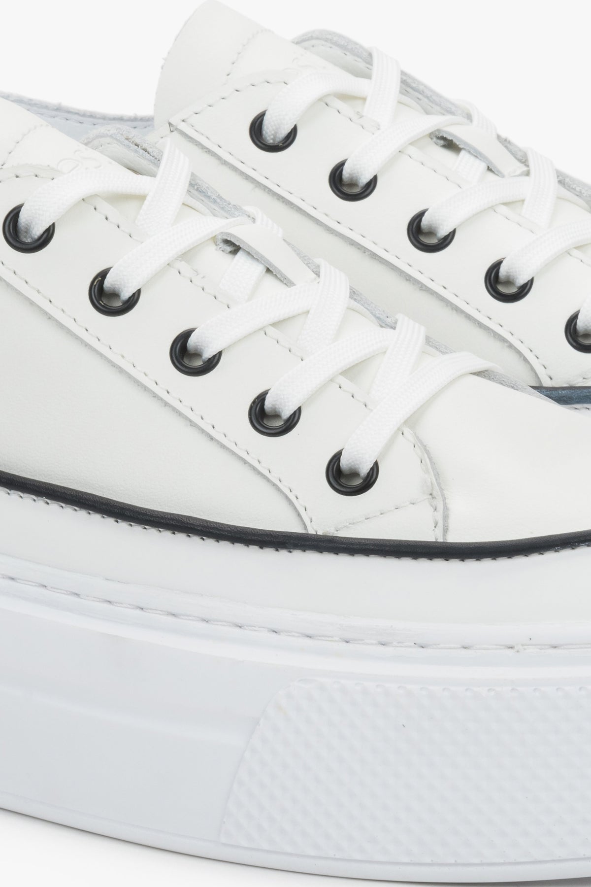 Detailansicht weißer Damen-Sneaker mit schwarzer Schnürung