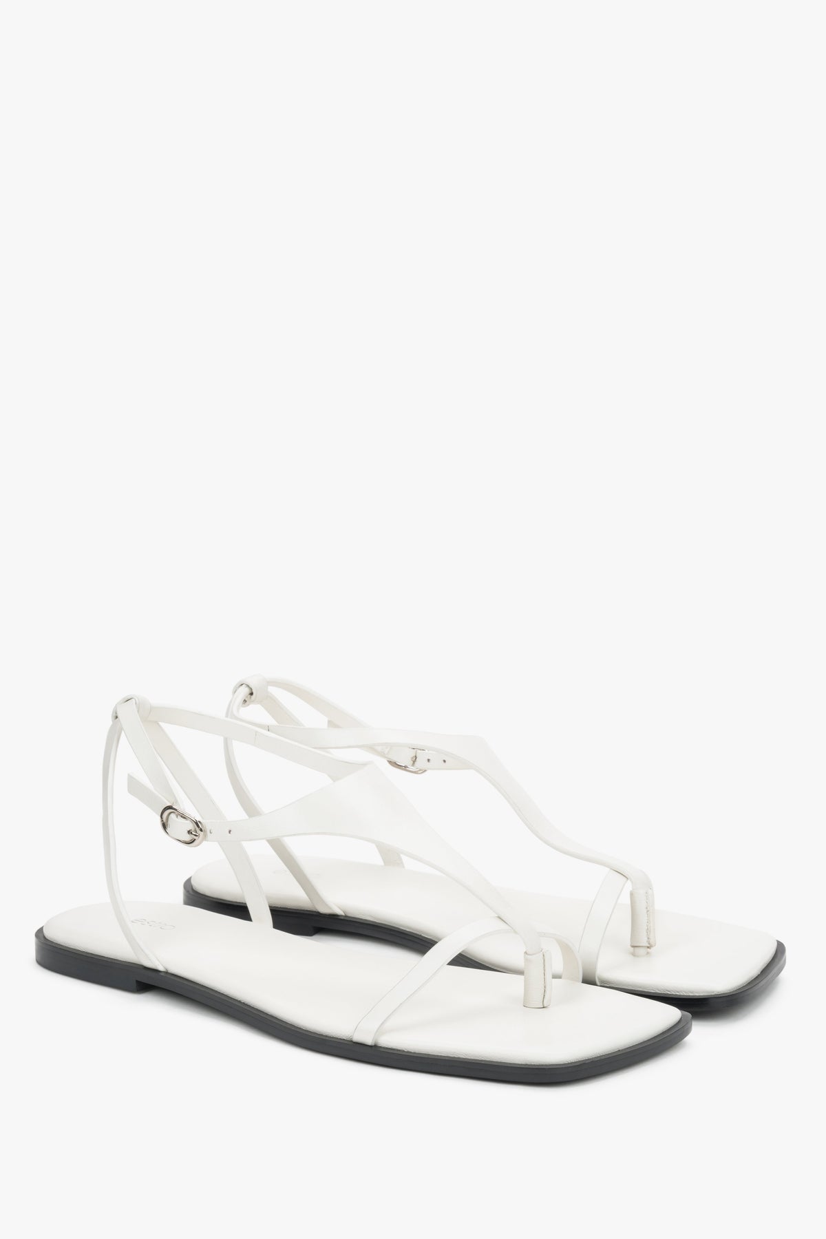 Weiße Damen-Sandalen aus Leder mit Zehentrenner in schräger Ansicht