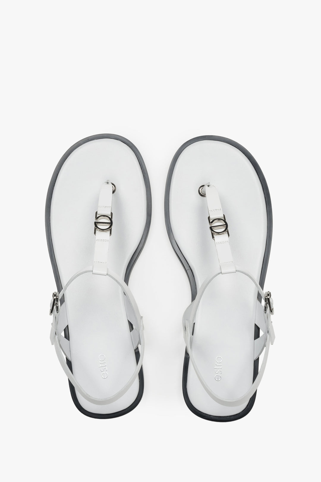 Draufsicht auf die weißen Zehentrenner-Sandalen aus Leder mit silbernen Details und dunkler Sohlenkante