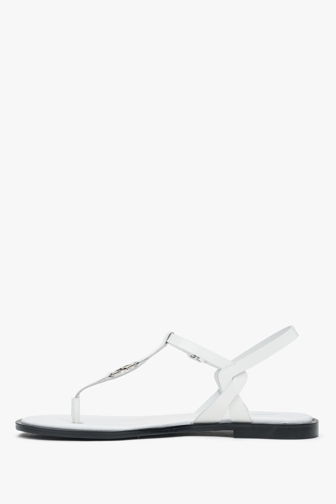 Linke Seitenansicht der minimalistischen weißen Zehentrenner-Sandalen