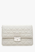 Weiße gesteppte Damen-Schultertasche aus Leder mit edlen Silberdetails Estro ER00115792.